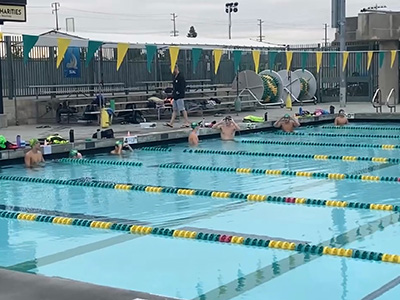 カリフォルニアで水泳レッスン