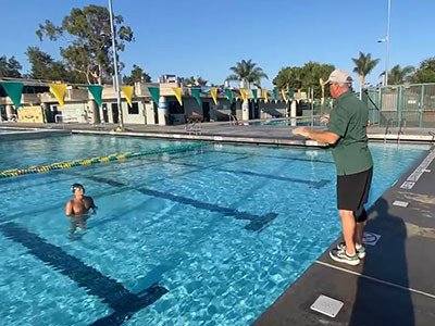 アメリカのカリフォルニア州で水泳個人レッスン