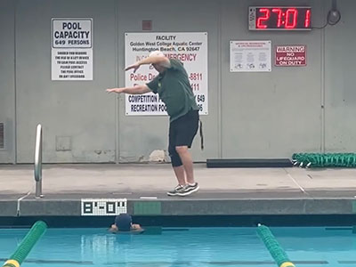アメリカのカリフォルニア州で水泳個人レッスンを受ける