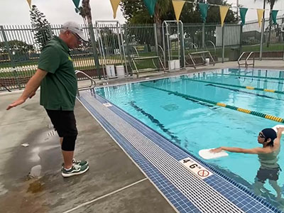 アメリカのカリフォルニア州で水泳個人レッスンを受けている風景