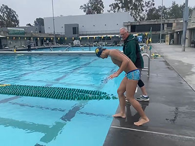 アメリカのカリフォルニア州で水泳個人レッスン飛び込みの練習