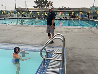 カリフォルニアで水泳個人レッスンフォームの調整