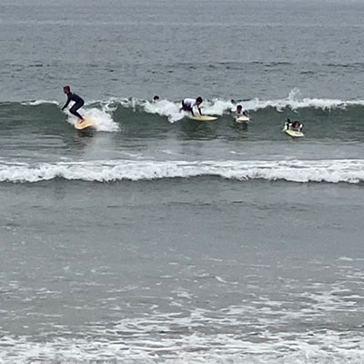 名所のハンティントンビーチでサーフィン教室