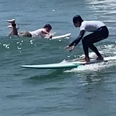 アメリカのカリフォルニアでサーフィン教室