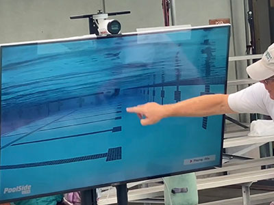 水中カメラを駆使し泳ぎのフォームを確認し説明