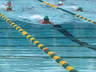 カリフォルニアで水泳レッスン