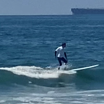 カリフォルニアのハンティントンビーチでサーフィンレッスン