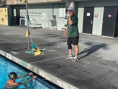 カリフォルニア州で水泳の個人レッスンを受ける風景