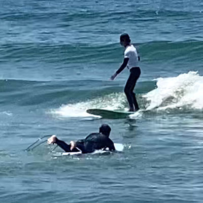 カリフォルニアのハンティントンビーチでサーフィン教室