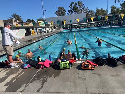カリフォルニアで水泳レッスン