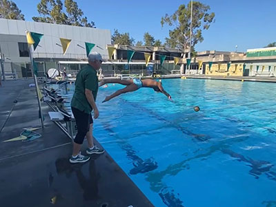 カリフォルニア州で水泳の個人レッスンを受ける飛び込みの練習