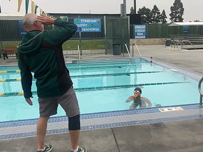 カリフォルニア州で水泳の個人レッスンを受ける