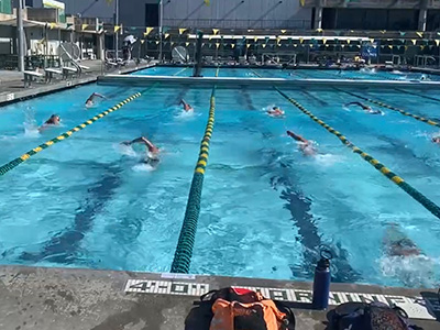 カリフォルニアで水泳レッスン