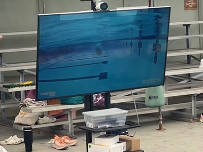 水中カメラれ泳ぎのフォームを確認